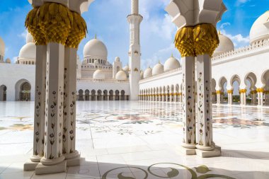 Bir yaz günü Abu Dabi 'deki Şeyh Zayed Büyük Camii, Birleşik Arap Emirlikleri