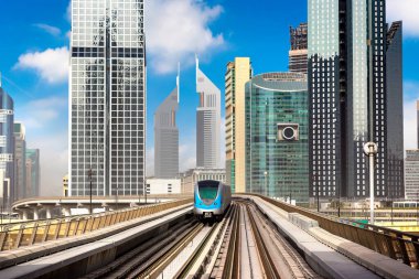 Dubai metro hattı Dubai 'de bir yaz günü, Birleşik Arap Emirlikleri