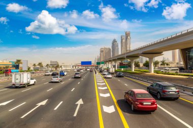 Bir yaz günü Dubai 'de Şeyh Zayed Yolu, Birleşik Arap Emirlikleri