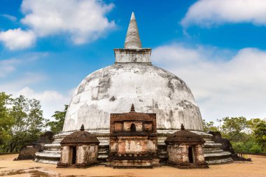 Kiri Vehera Polonnaruwa Arkeoloji Müzesi 'nde beyaz stupa, Sri Lanka