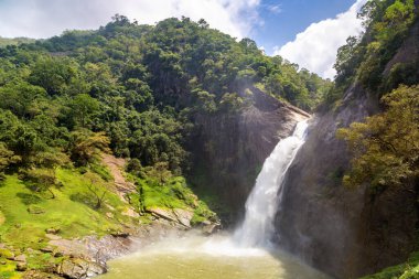 Sri Lanka 'da güneşli bir günde Dunhinda Şelalesi