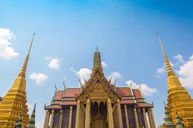 Büyük Saray ve Wat Phra Kaew (Zümrüt Buda Tapınağı) bir yaz günü Bangkok 'ta