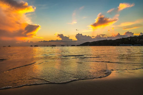 ดวงอาท ตกท หาดป าตองในภ ประเทศไทย — ภาพถ่ายสต็อก