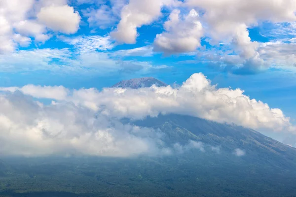 Prachtig Uitzicht Actieve Vulkaan Berg Agung Omringende Wolken Bali Indonesië — Stockfoto