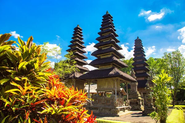 晴れた日にインドネシアのバリにあるタマン アーユン寺院 — ストック写真
