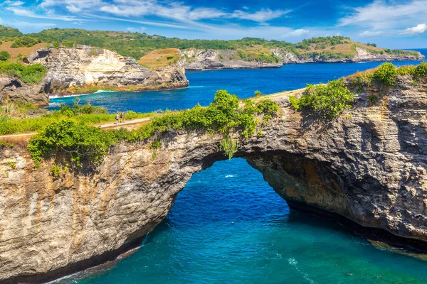 Naturalny Łuk Plaży Brocken Wyspie Nusa Penida Bali Indonezja — Zdjęcie stockowe