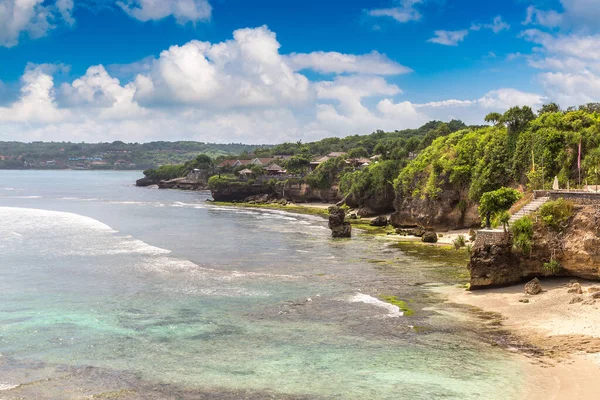 Plaża Skalista Wyspie Nusa Ceningan Słoneczny Dzień Bali Indonezja — Zdjęcie stockowe