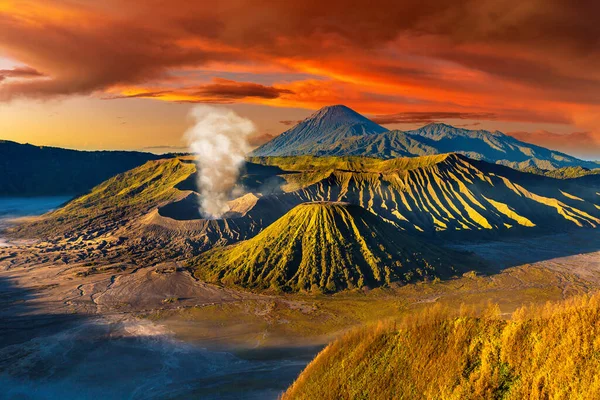 Endonezya 'daki Java Adası, Bromo volkanında gün doğumu. Panoramik hava görüntüsü
