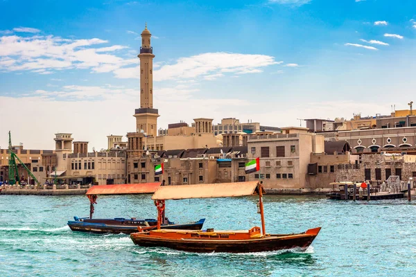 Abra - eski geleneksel ahşap tekne ve Dubai Körfezi 'ndeki Dubai Mescidi Camii, Birleşik Arap Emirlikleri