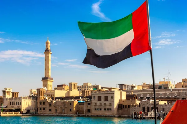 Birleşik Arap Emirlikleri bayrağının bayrağını Bay Creek 'e ve Dubai' deki Dubai Mescid Camii 'ne doğru çevirin.