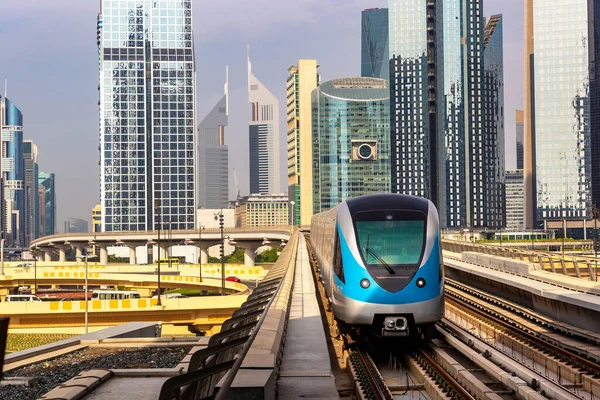 Dubai metro hattı Dubai 'de bir yaz günü, Birleşik Arap Emirlikleri