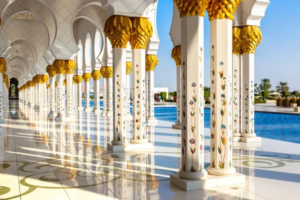 Bir yaz günü Abu Dabi 'deki Şeyh Zayed Büyük Camii, Birleşik Arap Emirlikleri
