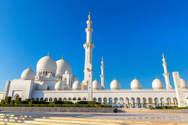Bir yaz günü Abu Dabi 'deki Şeyh Zayed Büyük Camii, Birleşik Arap Emirlikleri