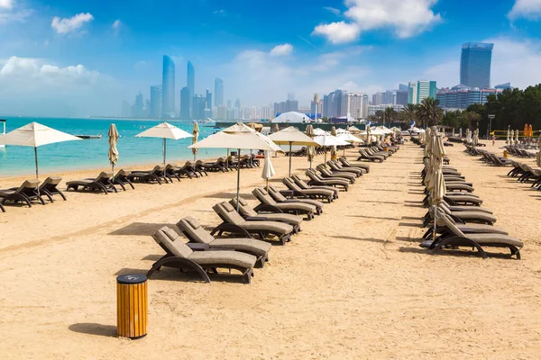 Tumbonas Sombrillas Playa Hotel Lujo Abu Dhabi Día Verano Emiratos —  Fotos de Stock