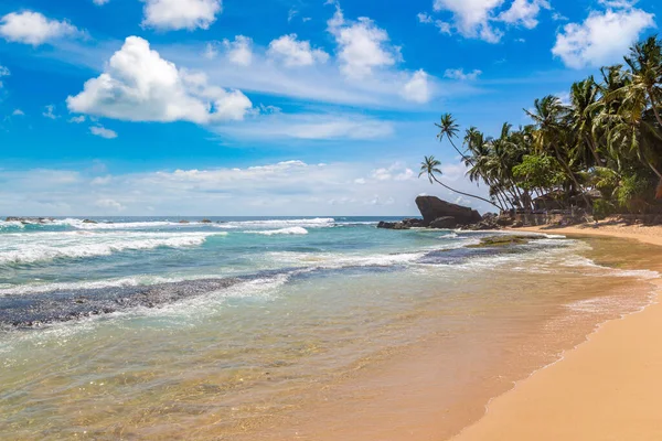 スリランカの晴れた日にダラウェラビーチでロックとヤシの木 — ストック写真
