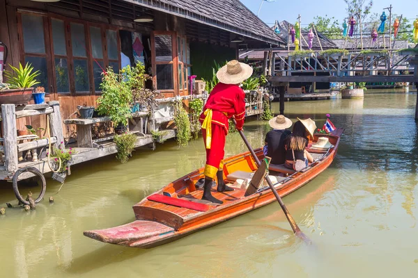 Bir yaz günü Tayland, Pattaya 'da yüzen pazar