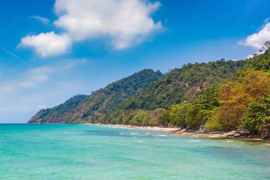 Güneşli bir günde Tayland 'ın Koh Chang adasının panoramik hava manzarası
