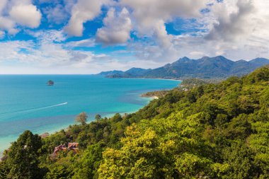 Güneşli bir günde Tayland 'ın Koh Chang adasının panoramik hava manzarası