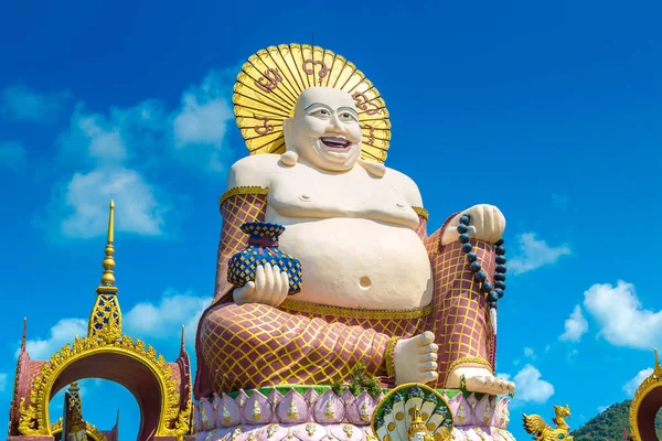 Wat Plai Laem Tapınağı, Samui, Tayland 'da bir yaz günü gülümseyen ya da mutlu Buda heykeli