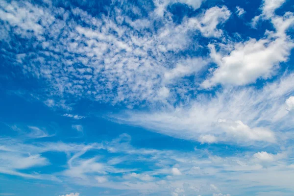 晴れた日に雲と青空の背景 — ストック写真
