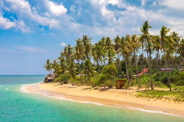 Güneşli bir günde Tayland 'ın Koh Lanta Yai adasında Khong Klong plajı