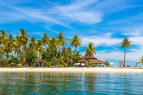 Schöner Tropischer Strand Einem Sonnigen Tag — Stockfoto