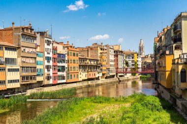Girona 'da renkli evler ve Eyfel köprüsü, güzel bir yaz günü, Katalonya, İspanya