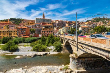 Ventimiglia eski kasaba bir güzel yaz günü, İtalya renkli evleri