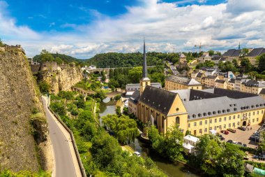 Panoramic görüntülemek Abbaye de Neumünster ve St. Jean du Grund Kilisesi Lüksemburg'güzel bir yaz günü, Lüksemburg