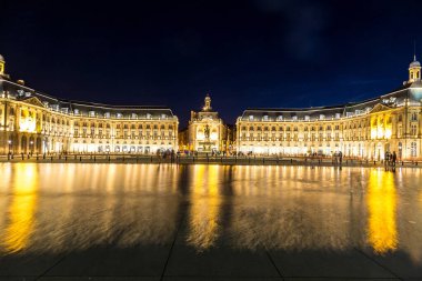 Place de la Bourse bir güzel yaz gecesi, Fransa Bordeaux
