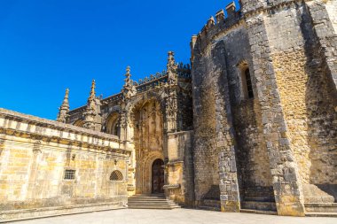 İsa'nın manastır şatoda Ortaçağ Templar tomar bir güzel yaz günü, Portekiz Manuelin kapısı