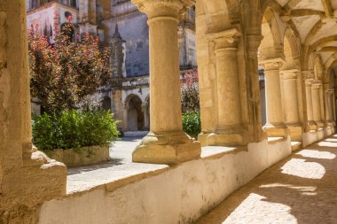 Merkezi kare iç Ortaçağ Templar kalede tomar bir güzel yaz günü, Portekiz