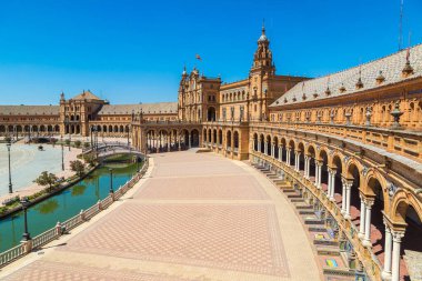 İspanyolca (Plaza de Espana) Meydanı'nda bir güzel yaz günü, İspanya Sevilla