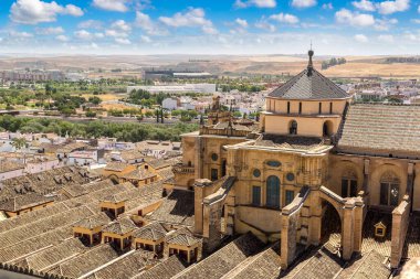 Cordoba Ulu Cami (Endülüs Katedrali) panoramik manzarasına güzel yaz gün, İspanya