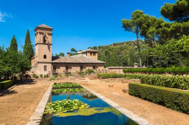 Bahçe ve çan kulesinde bir güzel yaz günü, İspanya Granada'da Alhambra palace
