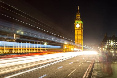 Londra Büyük Ben ve Westminster Köprüsü 'nde trafik çok güzel bir yaz gecesinde, Londra, İngiltere, İngiltere