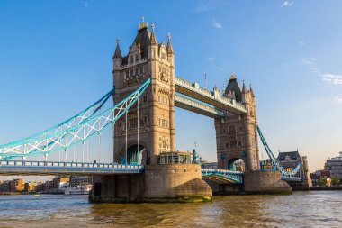 Tower Bridge bir güzel yaz günü, İngiltere, İngiltere Londra'da bulunan