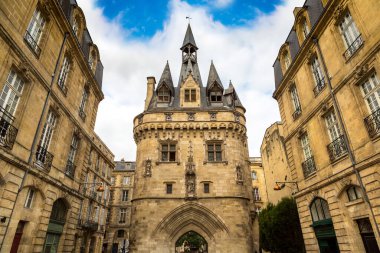 Bordeaux 'daki La Porte Cailhau kulesi güzel bir yaz gününde, 27 Haziran 2016' da Fransa