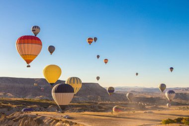 Sıcak hava balon uçuş Kapadokya, Nevşehir, Türkiye'de bir güzel yaz günü