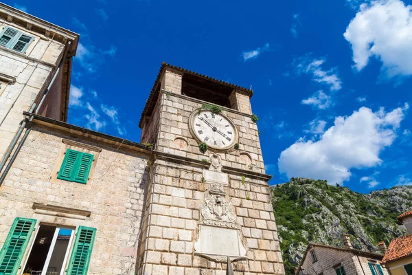 在一个美丽的夏日 黑山科托尔中世纪钟楼 — 图库照片