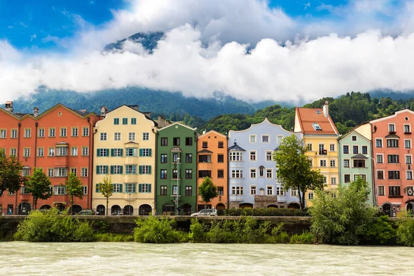在一个美丽的夏日 奥地利建筑立面和阿尔卑斯山脉背后在因斯布鲁克 — 图库照片