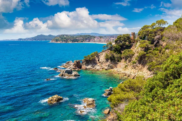 Sahil Lloret de Mar içinde bir güzel yaz gün, Costa Brava buzlu,