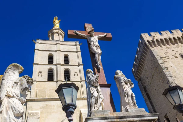 Güzel yaz gün, Fransa Avignon Katedrali ve Papalık Sarayı önünde Hıristiyan çapraz