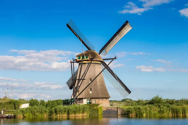 Wiatraki Kanał Wodny Kinderdijk — Zdjęcie stockowe