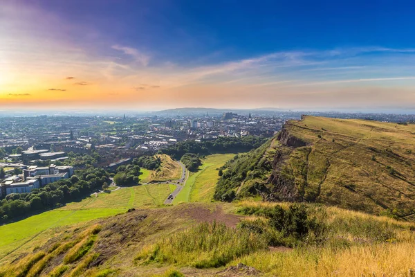 Cityscape Edinburgh Arthur'un koltuk bir güzel yaz günde, İskoçya, Birleşik Krallık