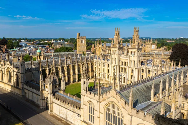 Hava panoramik All Souls College, Oxford Üniversitesi, Oxford'da bir güzel yaz günü, İngiltere, Amerika Birleşik Devletleri