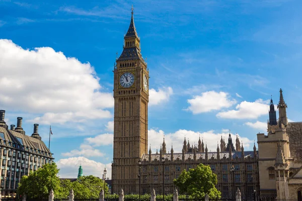 美しい夏の日にロンドンの曇り空に対するビッグベン時計塔の閉鎖 イギリス イギリス — ストック写真