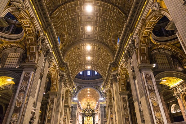 梵蒂冈圣彼得教堂的内部 — 图库照片