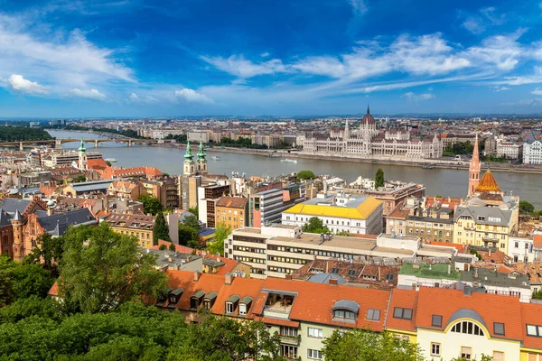 Panoramatický Výhled Budovu Budapešti Parlamentu Maďarsku Krásného Letního Dne — Stock fotografie