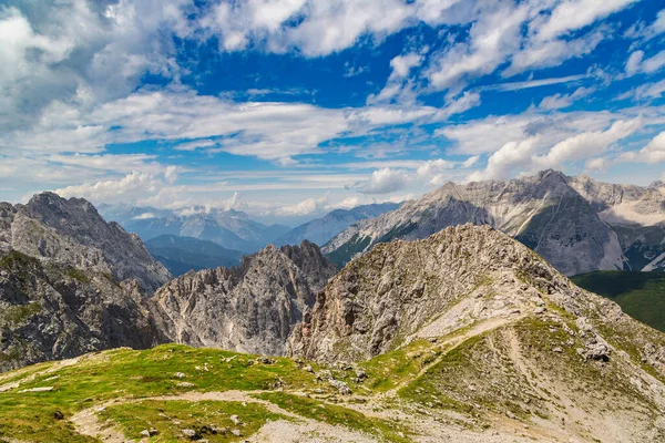 Güzel yaz günde Alpleri'nde yüksek dağın